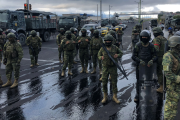 Integrantes del Ejército de Ecuador custodian la vía E-35 este miércoles, en San Roque (Ecuador).