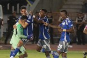 Los jugadores de Emelec felicitan al portero Pedro Ortiz, quien fue figura en la clasificación a las semifinales de la Copa Ecuador.