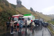 El accidente se registró en el sector Quindigua, vía Guaranda–Ambato, bajo una intensa lluvia.