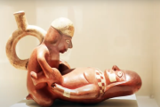 Escultura de cerámica que representa el coito en la Cultura Moche (Perú).