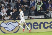Lisandro Alzugaray celebras tras anotar por la vía del penal el segundo de los tres goles con los que Liga goleó a Palmeiras.