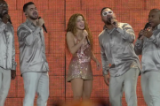 La cantante Shakira y el Grupo Niche interpretaron 'Sin Sentimiento'.