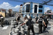 La ciudad de Otavalo estuvo asediada por los manifestantes, quienes pararon muros con adoquines para impedir el comercio.