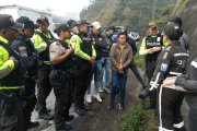 Policías de distintas unidades coordinan acciones para ubicar a los responsables del crimen.