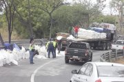 Uno de los accidentes fue provocado por un camión que transportaba sal.