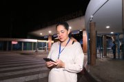 Verónica Gómez en los exteriores del Hospital Dr. Roberto Gilbert, donde operaron a su hija tras haberle negado atención en el pasado.