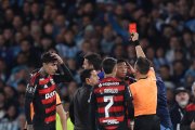 El árbitro Piero Maza mostrando la tarjeta roja a Gonzalo Plata (c), de Flamengo.