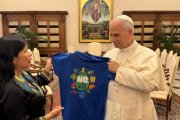 Patricia Gualinga entrega camiseta con el No al Papa León XIV, en el marco del Referéndum y Consulta Popular 2025.