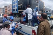 Policías comunitarios y voluntarios recorrieron los mercados entregando colada morada en los alrededores de los mercados de Ambato.