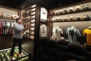Balones y camisetas de leyendas mundiales adornan La Bóveda, creación del arquitecto Juan Pablo Béjar.