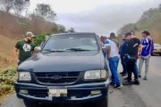 Dos hombres fueron disparados cuando se movilizaban en una camioneta por la vía Chone - San Vicente