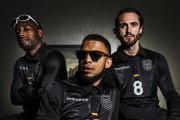 John Yeboah, Pedro Vite  y Leonardo Campana posan con la nueva indumentaria de la Tri.