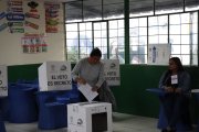 Votantes ejercen su derecho al voto durante la jornada electoral en Ecuador.