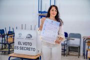 La excandidata presidencial, Luisa González, votó la consulta popular 2025 en Chone, Manabí.