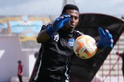 Pedro Ortiz arquero de Emelec ante Aucas.