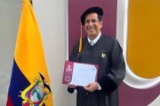 José Francisco Cevallos obtiene posgrado y deja emotiva carta familiar.