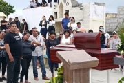 La despedida al comunicador comunitario Robinson Del Pezo en el cementerio de La Libertad.