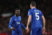 Gana Gueye agredió a su compañero de equipo, Michael Keane, y se fue expulsado a los 13 minutos del partido.