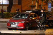 El automóvil de la víctima quedó con varios orificios de bala en el parabrisas.