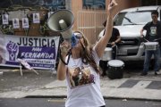 La madre de María Fernanda López gritó afuera de la Unidad Judicial de la Violencia Contra la Mujer para pedir justicia.