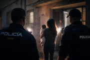 Policías de Ecuador y España rescataron a una mujer y su bebé, víctimas de violencia familiar.