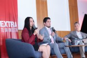 Verónica Gómez (i), junto al moderador del conversatorio Antonio Romero (c) y el abogado Diego Bastidas (d).