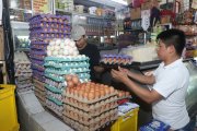 El huevo está más barato y alivia el bolsillo, pero el sector avícola alerta que los precios cayeron por debajo del costo.