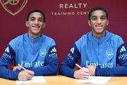 Holger y Edwin firmaron el acuerdo para su próxima llegada a Arsenal de la Premier Leaguae.