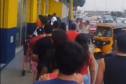 Ciudadanos haciendo fila para ingresar al supermercado para comprar el buscado juguete.