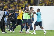 Jugadores de Ecuador celebraron la victoria ante Argentina en las eliminatorias.