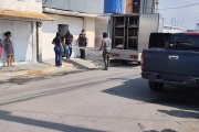 Agentes de Criminalística y Dinased trasladan el cuerpo sin vida de Baldomero Bazán Bone, asesinado en su vivienda del barrio Vista al Mar, Esmeraldas.