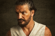 Ricardo Arjona es un músico, cantautor, arreglista, actor, productor musical y exbaloncestista guatemalteco