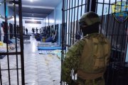 Militares ingresan a un pabellón del CPL Esmeraldas durante operativo de control tras la fuga de internos.