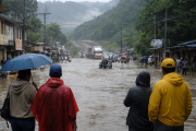 Recreación fotográfica: las lluvias volvieron a inundar zonas comerciales y bloquear vías, afectando la movilidad y la actividad económica.