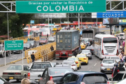 Fotografía que muestra vehículos transitando por el Puente Internacional de Rumichaca, el principal paso fronterizo entre Colombia y Ecuador