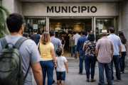 Recreación: ciudadanos acuden a realizar trámites en un edificio municipal.