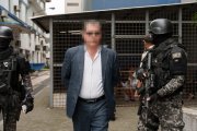 El juez Ángel Tapia es escoltado por agentes de la Policía tras su detención en el norte de Guayaquil