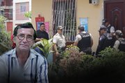 Tras el hallazgo del cuerpo por parte de una vecina, la policía llegó a la vivienda del periodista Jorge Cuesta Castro.