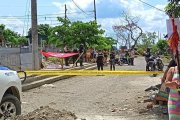 La mujer cayó en la vereda tras los impactos de bala.