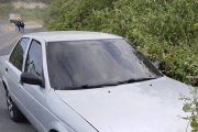 El vehículo de la víctima quedó con unos vidrios destrozados.