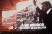 La banda The Strokes proyectó la imagen del expresidente Jaime Roldós durante su show en el festival Coachella 2026.