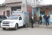 Agentes policiales acudieron al sitio para retirar a las víctimas mortales.