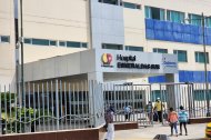 Fachada del Hospital Delfina Torres de Concha, donde ingresaron los dos jóvenes heridos tras el ataque armado registrado en el sector San Jorge Bajo.