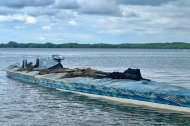 Semisumergible incautado por la Armada del Ecuador en el canal El Pindal, dentro de la Reserva Cayapas–Mataje, durante un operativo contra el narcotráfico.