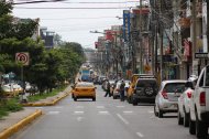 Calle céntrica de Esmeraldas con intenso movimiento vehicular y peatonal, reflejo del pulso urbano cotidiano.