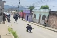 Agentes de la Policía Nacional levantan indicios balísticos en el barrio Familias Unidas, San Rafael, tras el ataque armado que dejó un joven fallecido.