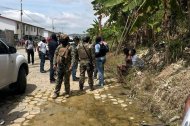 “Militares y policías ejecutan un operativo en la ciudadela Coral de Esmeraldas, donde se hallaron fosas con cuerpos en descomposición y se detuvo a seis ciudadanos vinculados a Los Tiguerones.