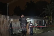 Agentes de la Policía Nacional resguardan la vivienda en La Concordia II, sur de Esmeraldas, donde un ataque armado dejó dos muertos y un herido.