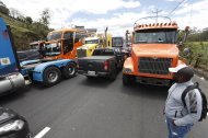 El ingreso a Quito por la Panamericana Sur fue todo un caos este 15 de septiembre por cuenta del bloqueo de camioneros de esta importante vía.