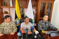 El gobernador Juan Jaramillo, junto a altos mandos de la Policía y la Armada, anuncia medidas urgentes para contener la violencia en Esmeraldas.